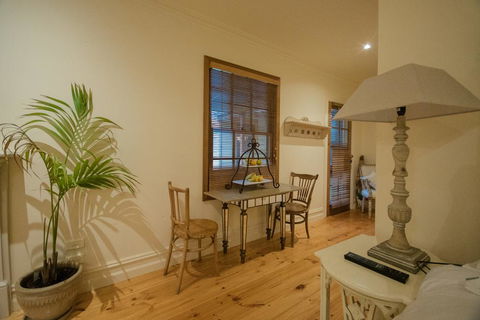 Secluded Homestead Amongst The Trees - Tourism Brisbane 1