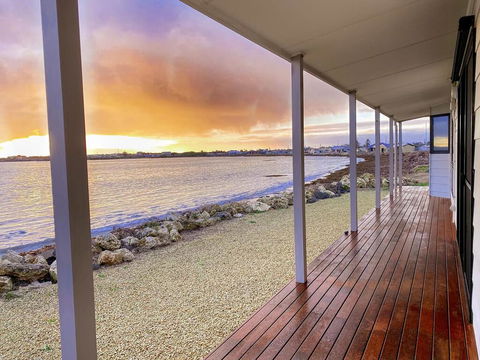 Smart Beach House @ Pelican Point - Tourism Brisbane 0