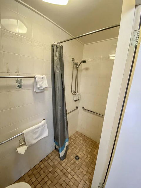 Snow Season Motor Inn - Tourism Brisbane 3