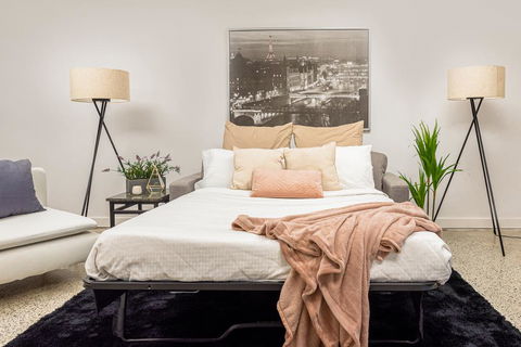 Spacious 2 Bed House, 2 AC And Free Street Parking - Tourism Brisbane 2