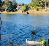 Spacious 2 Bedroom Beach Side Apartment - Close to shopping Centre with Coles Health Food Shop Sushi Pizza Cafes Hairdresse - Tourism Brisbane