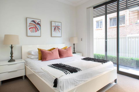 Spacious Two-Bedroom Apartment Near Hospital - Tourism Brisbane 1