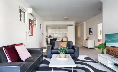 Spacious Two-Bedroom Apartment Near Hospital - Tourism Brisbane 0