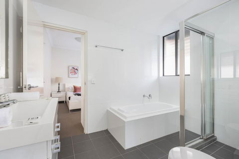 Spacious Two-Bedroom Apartment Near Hospital - Tourism Brisbane 3
