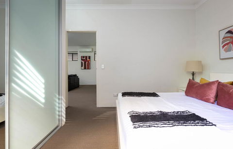 Spacious Two-Bedroom Apartment Near Hospital - Tourism Brisbane 2