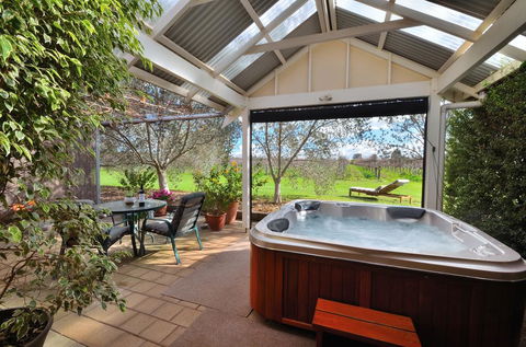 Stephanette's Cottage - Tourism Brisbane 0