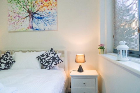 Stunning Hidden Gem In The Heart Of St. Kilda, 2 Bed, 1 Bath Free WiFi, Carpark & Netflix! - Brisbane Tourism 3