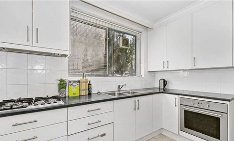 Stunning Hidden Gem In The Heart Of St. Kilda, 2 Bed, 1 Bath Free WiFi, Carpark & Netflix! - Brisbane Tourism 0