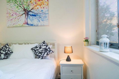 Stunning Hidden Gem In The Heart Of St. Kilda, 2 Bed, 1 Bath Free WiFi, Carpark & Netflix! - Brisbane Tourism 3