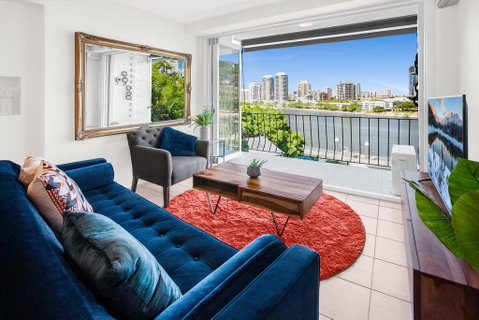 Stylish 2-Bed Apartment With Sweeping River Views - Brisbane Tourism 1