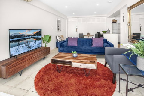 Stylish 2-Bed Apartment With Sweeping River Views - Brisbane Tourism 0