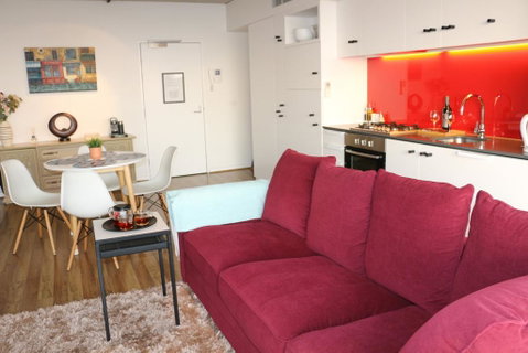Stylish 2BR 2BT Apt With Bay Views, Secure Parking, Netflix, Gym Pool And Wine - Brisbane Tourism 1