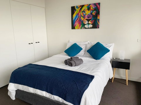 Stylish 2BR 2BT Apt With Bay Views, Secure Parking, Netflix, Gym Pool And Wine - Brisbane Tourism 2
