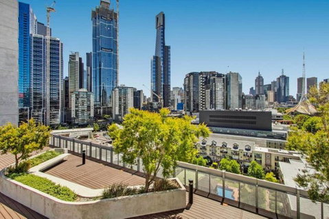 Stylish 2BR 2BT Apt With Bay Views, Secure Parking, Netflix, Gym Pool And Wine - Brisbane Tourism 3