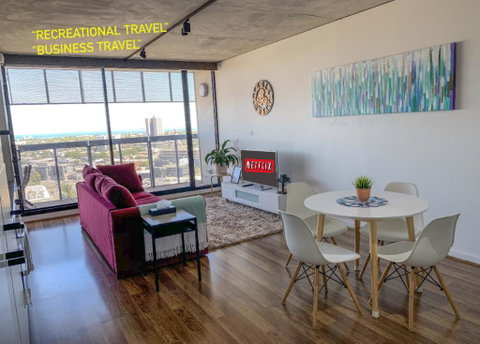 Stylish 2BR 2BT Apt With Bay Views, Secure Parking, Netflix, Gym Pool And Wine - Brisbane Tourism 0