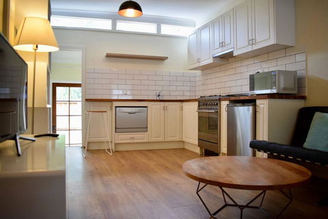 Stylish Cute Cottage In McMahons Point - Brisbane Tourism 1