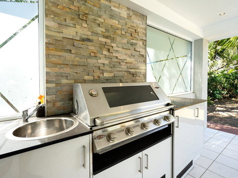 Super Sized Family Retreat With A Pool - Tourism Brisbane 3