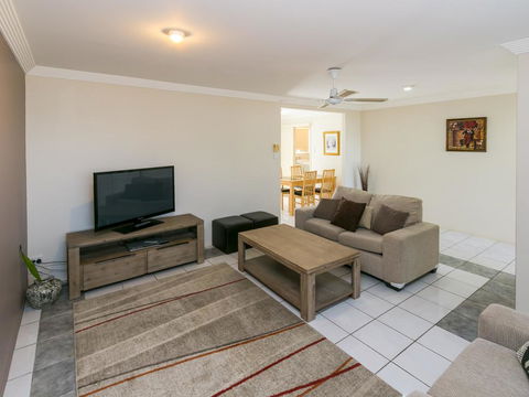 Superb Location - Hervey Bay - Brisbane Tourism 0
