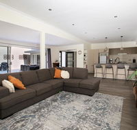 Swanway - Pet Friendly - 10 Min Walk to Beach - Brisbane Tourism