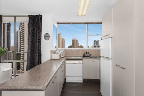 Sweeping Views Of Surfers Paradise And Chevron Island - Tourism Brisbane 3