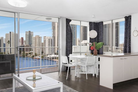 Sweeping Views Of Surfers Paradise And Chevron Island - Tourism Brisbane 1