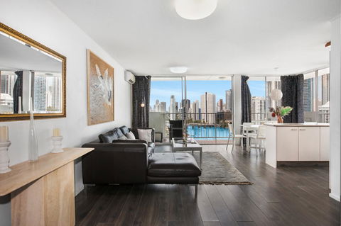 Sweeping Views Of Surfers Paradise And Chevron Island - Tourism Brisbane 0