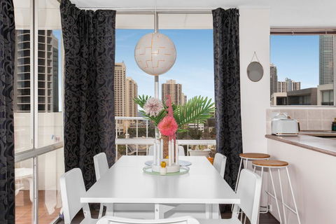 Sweeping Views Of Surfers Paradise And Chevron Island - Tourism Brisbane 2