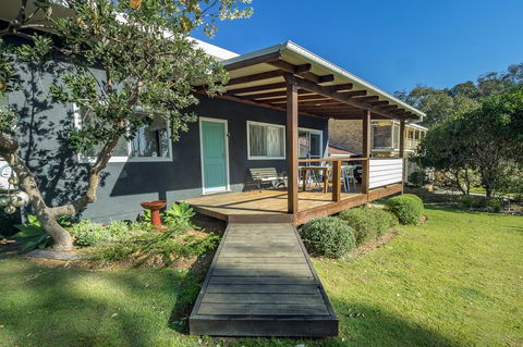 Tallowood Beachfront Cottage - Tourism Brisbane 0