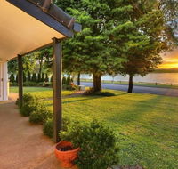 Tara Downs on Lake Albert - Tourism Brisbane