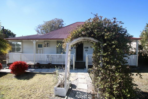 Tenterfield Historic C1895 Cottage - Brisbane Tourism 1