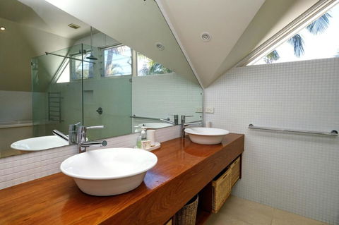 THE BEACH HOUSE - Brisbane Tourism 0