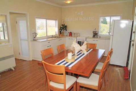 The Beach House In Berrara - Brisbane Tourism 1