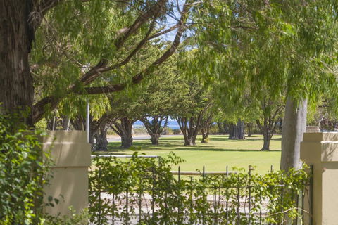 The Beach Retreat - Tourism Brisbane 0