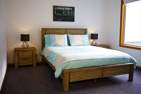 Penguin Beachfront Apartments - Tourism Brisbane 10