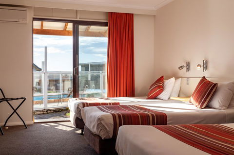 Beachfront Bicheno - Brisbane Tourism 1