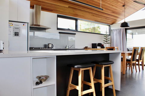 Omaroo House - Panoramic Water Views - Tourism Brisbane 14