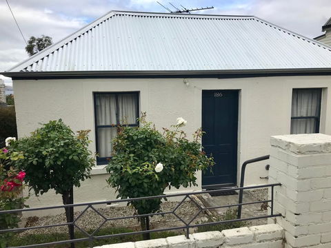 Omaroo House - Panoramic Water Views - Tourism Brisbane 0