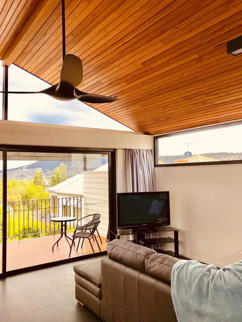 Omaroo House - Panoramic Water Views - Tourism Brisbane 8
