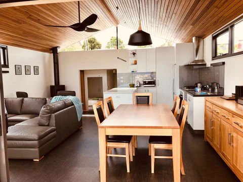 Omaroo House - Panoramic Water Views - Tourism Brisbane 5