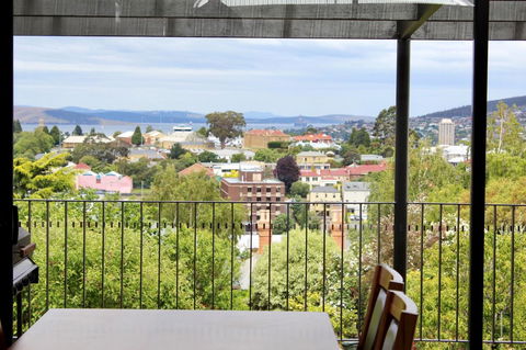 Omaroo House - Panoramic Water Views - Tourism Brisbane 6
