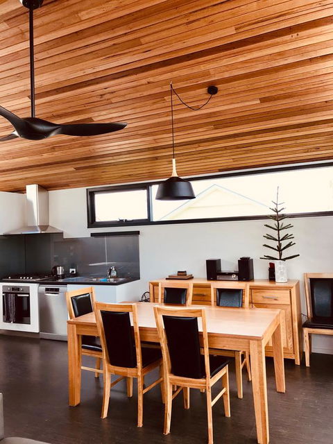Omaroo House - Panoramic Water Views - Tourism Brisbane 19