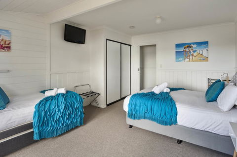 KINGFISHER COTTAGE Beachfront At The Binalong Bay - Tourism Brisbane 3