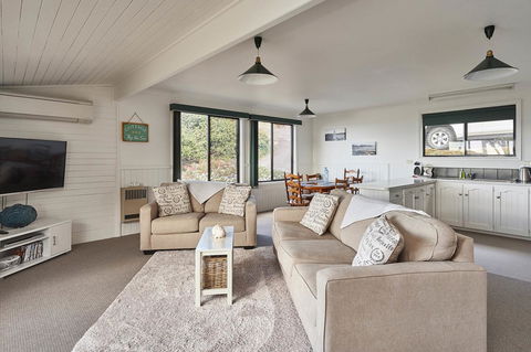 KINGFISHER COTTAGE Beachfront At The Binalong Bay - Tourism Brisbane 4