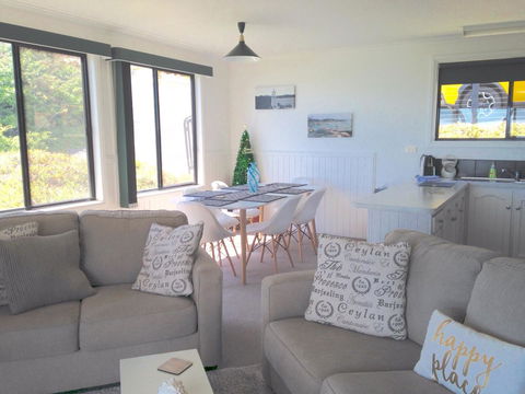 KINGFISHER COTTAGE Beachfront At The Binalong Bay - Tourism Brisbane 24