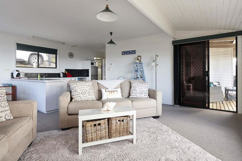 KINGFISHER COTTAGE Beachfront At The Binalong Bay - Tourism Brisbane 22