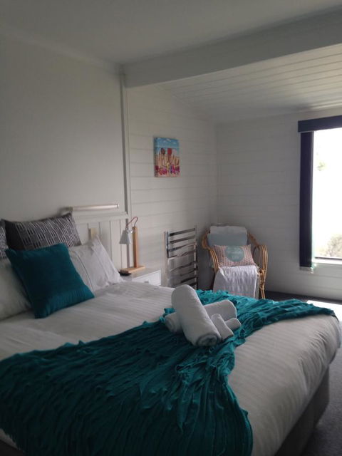 KINGFISHER COTTAGE Beachfront At The Binalong Bay - Tourism Brisbane 23
