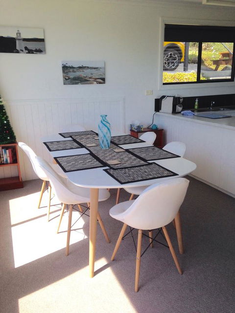 KINGFISHER COTTAGE Beachfront At The Binalong Bay - Tourism Brisbane 14