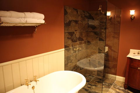 The Tasmanian Inn - Tourism Brisbane 12