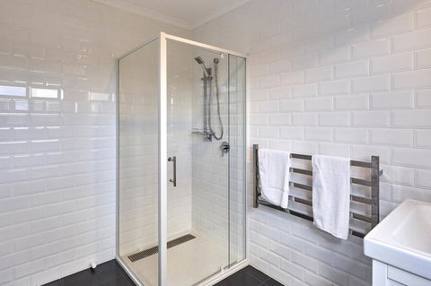 DOLPHIN LOOKOUT COTTAGE - Amazing Views Of The Bay Of Fires - Tourism Brisbane 3