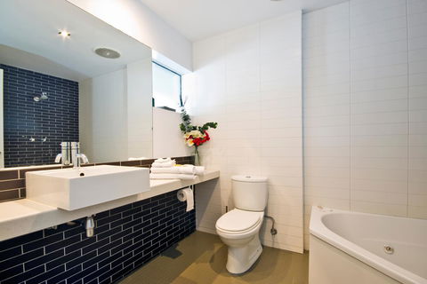 Lorne Bay View Motel - Brisbane Tourism 5